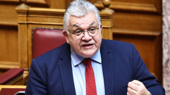 Κουκουλοφόροι πέταξαν τρικάκια έξω από το σπίτι του Νίκου Παπαιωάννου