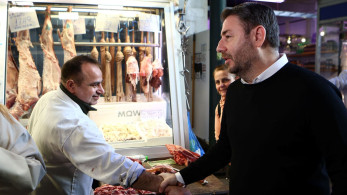 Τι ήθελε ο Νίκος Ανδρουλάκης στο παζάρι: ο απελπισμένος από τα αμνοερίφια πιάνεται