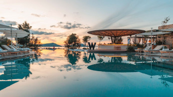Το W Costa Navarino επιστρέφει στις 2 Απριλίου με ηχηρές συνέργειες και δυναμικό πρόγραμμα εμπειριών