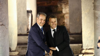 Στο Προεδρικό Μέγαρο Κυριάκος Μητσοτάκης και Εμανουέλ Μακρόν για το επίσημο δείπνο - Τον υποδέχτηκε ο Κωνσταντίνος Τασούλας (video)