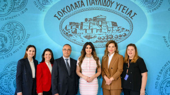 Κίμπερλι Γκιλφόιλ: επισκέφθηκε το ιστορικό εργοστάσιο του «Παυλίδη»