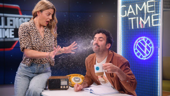 Ο Τάσος Δέδες στο Allwyn Game Time περιγράφει αγώνα της ΑΕΚ και υποδύεται τον Θανάση Βέγγο