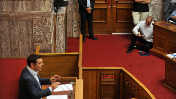 «Στο χιλιοστό»: Πώς οι αυταπάτες της κυβέρνησης Τσίπρα έφεραν οικονομική ασφυξία (video)
