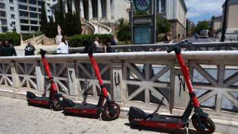 «Καμπανάκι» για τα ηλεκτρικά πατίνια: 400 παιδιά τραυματίστηκαν μέσα στο 2025 (video)