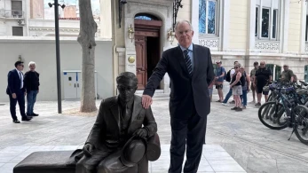 Κωνσταντίνος Τασούλας: η φωτογραφία μπροστά στο άγαλμα του Καβάφη και η αγάπη του για την ποίηση