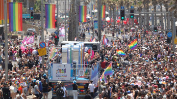 Τελ Αβίβ Pride: χιλιάδες στους δρόμους μετά από δύο χρόνια - Πορτρέτο του Χαμενεΐ με μακιγιάζ (video)
