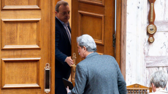 O Πολάκης στέλνει… τελεσίγραφα και ο Φάμελλος στέκεται «συντροφικά» στον Τσίπρα