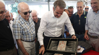 Ο Κυριάκος Μητσοτάκης έπαιξε τάβλι με θαμώνα σε καφενείο (video)