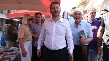 Από τις λαϊκές στις υποσχέσεις: ο Ανδρουλάκης μοιράζει εύκολες λύσεις και ψάχνει διέξοδο από τη δημοσκοπική πίεση
