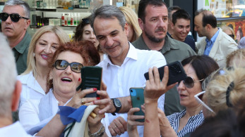 Στη Νέα Σμύρνη ο Κυριάκος Μητσοτάκης - Συνομίλησε με πολίτες και έπαιξε τάβλι σε καφέ της περιοχής (video)