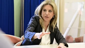 Η Καρυστιανού αντιγράφει τον Τσίπρα στη γεωγραφία