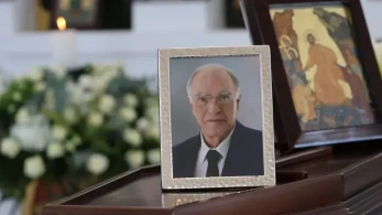 Συγκίνηση στο τελευταίο «αντίο» στον Βασίλη Λεβέντη