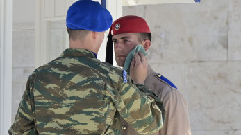 Αγέρωχοι οι Εύζωνες στο Σύνταγμα κάτω από τον καυτό ήλιο (photos)