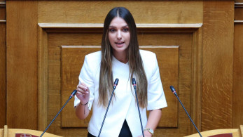 Τέλος από το κόμμα του Στέφανου Κασσελάκη και η Μυρτώ Κοροβέση που ορκίστηκε βουλευτής στη θέση του Γιώργου Καραμέρου