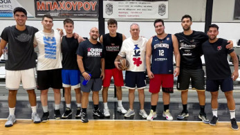 Ο Τάκης Θεοδωρικάκος έπαιξε μπάσκετ με τον γιο του και την παρέα του (video)