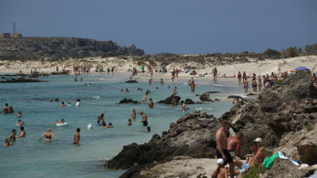 Ωχαδερφισμός: ρεζερβέ στο κύμα με αλυσίδες και λουκέτα