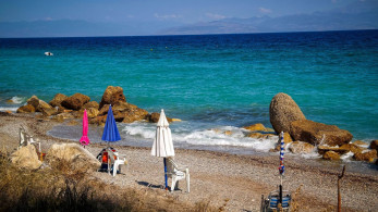 Προβληματισμός στο Μαξίμου: τσιμέντο στα 25 μέτρα από τον αιγιαλό