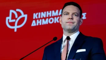 Ο Κασσελάκης επιμένει: κάνει συνέδριο και βάζει στο στόχαστρο τον Τσίπρα
