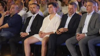 Κύπρος: αντιδράσεις για την εμφάνιση του Φειδία Παναγιώτου με σορτς σε εκδήλωση για Ισαάκ και Σολωμού (φωτογραφίες)