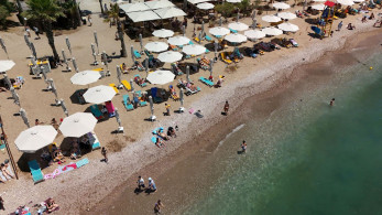 Ρόδος: αυθαίρετη κατάληψη της παραλίας «Άντονι Κουίν» με ομπρέλες και ξαπλώστρες