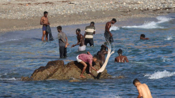 Απόβαση μεταναστών σε δημοφιλή παραλία της Ισπανίας, σοκ στους τουρίστες