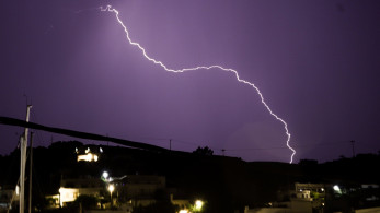 Κεραυνός χτύπησε σπίτι στην Πρέβεζα: Ξέσπασε φωτιά στη σοφίτα (video)