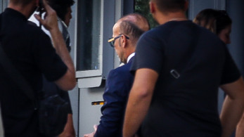 Γιώργος Μαζωνάκης: ο γιατρός αδειάζει τη σύζυγο, τον διαψεύδει η κόρη
