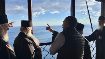 Ο θεοσεβούμενος Αλέξης Τσίπρας «ψέλνει στη Σιμωνόπετρα και ακούγεται στον Άδη»