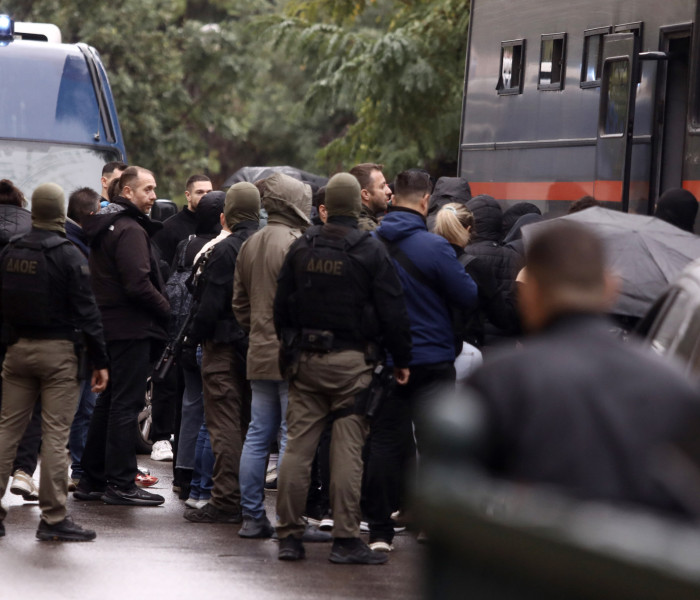 «Χωριάτικο»: με πούλμαν στην Ευελπίδων οι 30 πρώτοι συλληφθέντες