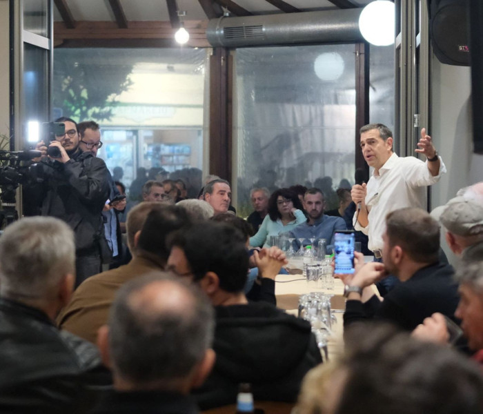 Ο φθινοπωρινός… τουρισμός του Τσίπρα και οι άδειες καρέκλες