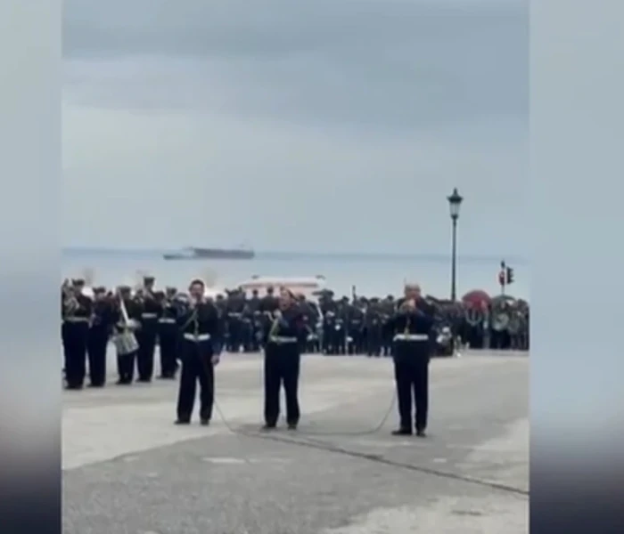Θεσσαλονίκη: Η μπάντα του Πολεμικού Ναυτικού τραγούδησε Μαζωνάκη (video)