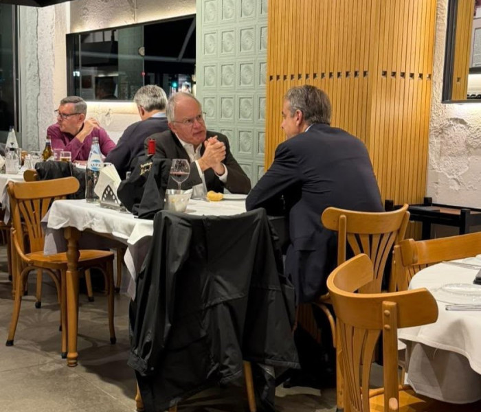Μητσοτάκης-Τασούλας: δείπνο με σουτζουκάκια και γύρο στη Θεσσαλονίκη (photos)