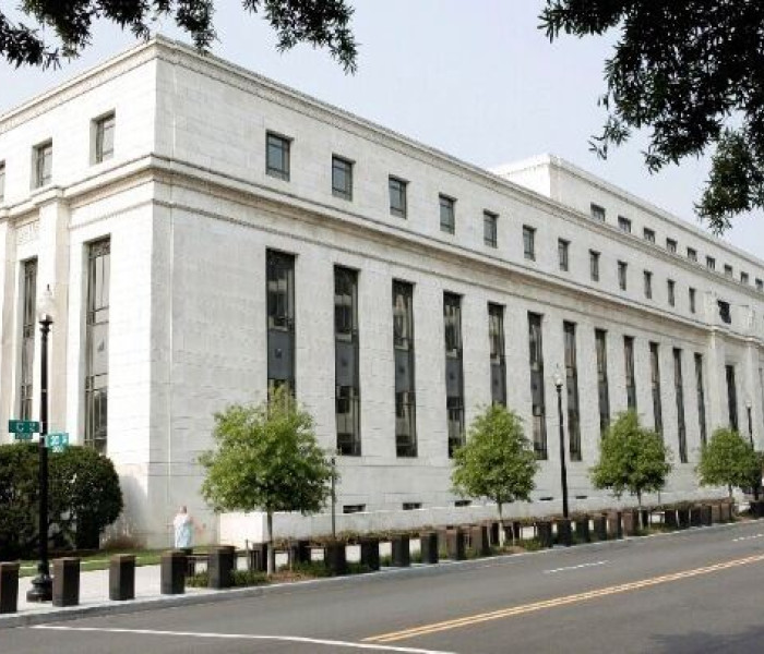 Fed: Αμετάβλητα τα επιτόκια στο 3,75%-4% υπό την πίεση του πληθωρισμού